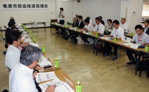 ２０１８年度の献血計画などを決めた奄美市献血推進協議会＝３日、奄美市役所