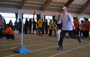 ２５０人がさわやかな汗を流した福祉大運動会（輪投げ）＝２３日、与論町の多目的運動場