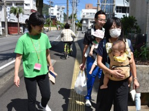 「赤ちゃん先生」を連れて育児体験を行った参加者ら＝２０日、奄美市名瀬