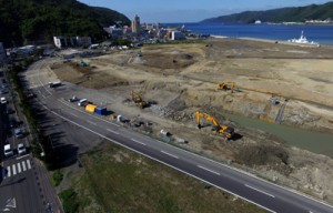 国の名瀬第２地方合同庁舎を整備予定のマリンタウン地区＝４月、奄美市名瀬（本社小型無人機で撮影）