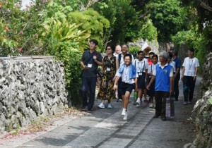 中央日報の金記者と台湾新聞の黄記者（左から）を招いてあった「喜界島ＦＡＭトリップ」＝２３日、喜界町の阿伝集落