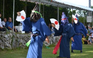 五穀豊穣などを願い、奉納された与論十五夜踊（二番組、一度いふて）＝２４日、与論町の地主神社境内