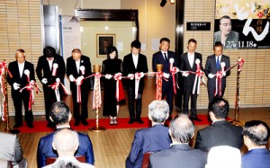 特別展の開幕をテープカットして祝う関係者＝２６日、鹿児島市の県歴史資料センター黎明館