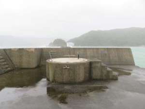 消失した名瀬港西防波堤灯台の台座（奄美海上保安部提供）