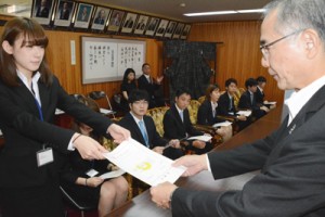 学生８人に委嘱状を交付した受け入れ式＝２０日、奄美市役所