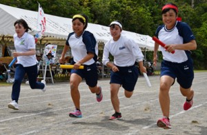 学校教職員も加えた４チームで熱戦を繰り広げた学年別対抗リレー＝８日、奄美市笠利町の大島北高校