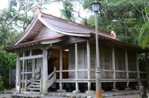 屋根などの改修が完了した有盛神社＝２８日、奄美市名瀬浦上町