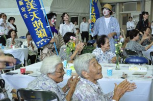 学生たちが多彩な催しで地域のお年寄りをもてなした小湊敬老感謝の集い＝７日、奄美市名瀬の奄美看護福祉専門学校