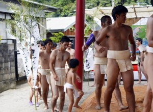  シマのネセ（青年）たちと入場する駒澤大学の学生＝１６日、宇検村生勝