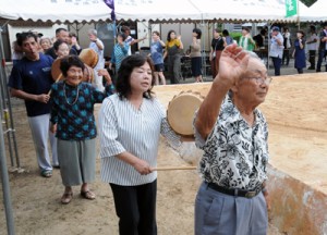 祭りを締めくくった八月踊り＝８日、瀬戸内町瀬武