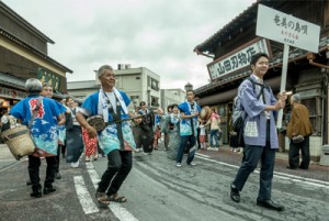 成田山参道で奄美の島唄と踊りを披露するあやまる会と須野八月踊り保存会＝１５日、千葉県成田市