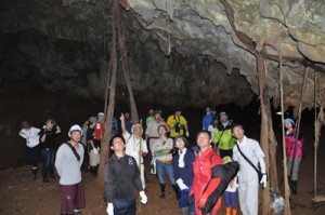 洞窟周辺を探検する参加者ら＝２日、和泊町和