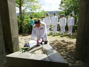 犠牲者の冥福を祈って献花する参列者＝１６日、奄美市名瀬のらんかん山（提供写真）