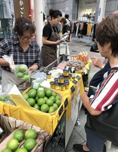 宇検村産のレモンをＰＲする生産者ら＝２１日、鹿児島市