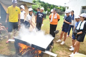 昔ながらの塩炊き作業を体験する国頭小の６年生ら＝５日、和泊町