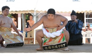 十五夜豊年相撲で雲竜型の土俵入りを披露する西加さん＝２日、奄美市名瀬知名瀬