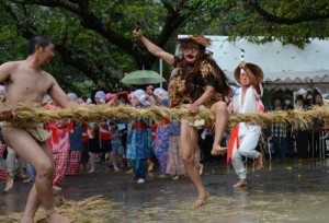 シシが鎌で綱を３回切る「綱切り」で幕を明けた油井の豊年踊り＝２４日、瀬戸内町油井