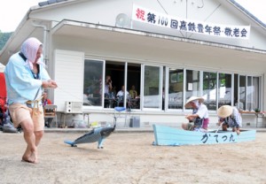 嘉鉄集落豊年祭で今年も披露された伝統芸能「ソーラ釣り」＝２２日、瀬戸内町