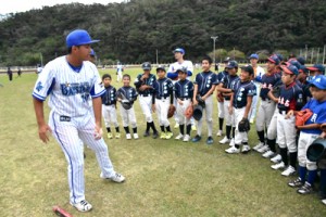 野球少年を喜ばせたベイスターズの野球教室＝2017年11月12日、奄美市名瀬市民球場