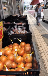 地震発生以降、仕入れ価格が高騰している北海道産の野菜。小売店からも不安の声が聞かれる＝１６日、奄美市名瀬