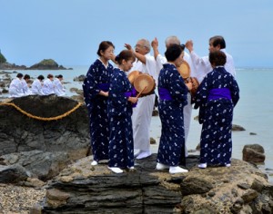 海のかなたの神々に五穀豊穣を祈る「平瀬マンカイ」＝１１日午後４時ごろ、龍郷町秋名