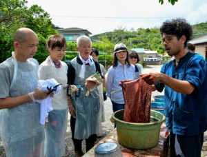 泥染め体験を楽しむ参加者ら＝１１日、龍郷町の㈲金井工芸