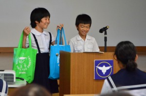 エコバッグの利用など身近な環境保全活動を提案した円小の児童＝１５日、龍郷町