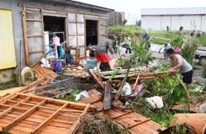 強風で被災した家を片付ける住民ら＝３０日午前８時５０分ごろ、伊仙町面縄