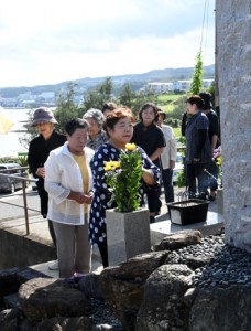 犠牲者の冥福を祈り、恒久平和を誓った「平和の夕べ」＝２２日、徳之島町亀徳