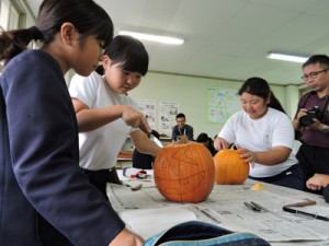 カボチャランタンを作る子どもたち＝３０日、早町小学校