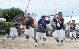 ２年ぶりに奉納された実久集落伝統の棒踊り＝１７日、瀬戸内町加計呂麻島