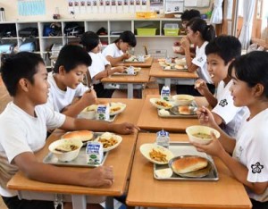 ６日ぶりに提供された給食を味わう児童ら＝４日、伊仙町犬田布小学校