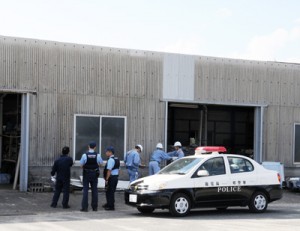 男性が屋根から転落し、亡くなった事故現場＝２日、奄美市名瀬