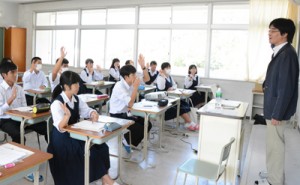 大学の出前講義を受ける生徒たち＝２５日、奄美市名瀬の県立大島高校