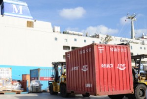 定期船が寄港し、食料などの物資が届いた与論港＝７日、与論町