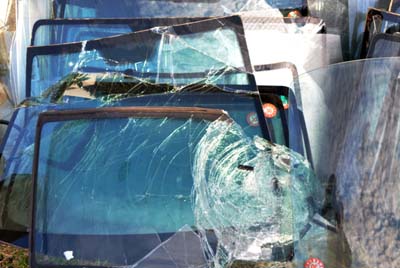 被害多数 交換追いつかず 割れた車の窓ガラス 台風２４号 南海日日新聞