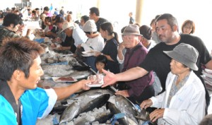 家族連れなどでにぎわった沖永良部島漁協の海人まつり＝１４日、和泊町の同漁協