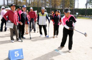 はつらつとプレーする奄美市の選手＝２６日、鹿児島市 