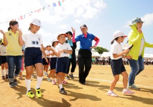 地域住民一体となって楽しんだ茶花小の全校ダンス「与論音頭」＝７日、与論町