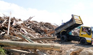 クリーンセンターに山積みになった災害ごみ＝７日、与論町