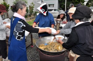 奄美市防災訓練写真（炊き出し）　丸山