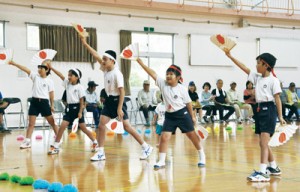 集落にエールを送る児童たち＝１３日、龍郷町の円小学校