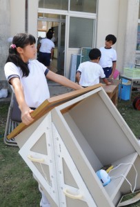 浸水した校舎の片付けに追われる諸鈍校の児童生徒＝１日午後２時ごろ、瀬戸内町諸鈍