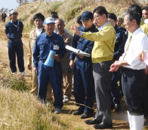 県職員から被害状況を聞き取る高鳥農林水産副大臣（右から２人目）＝２１日、伊仙町伊仙