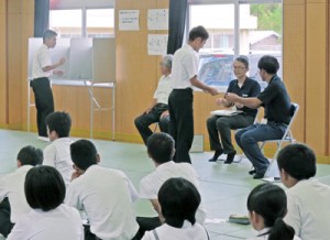 投票を模擬体験する生徒ら＝１７日、喜界町の喜界中学校（提供写真）