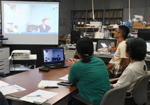 「織物の染色技術」をテーマにした研究会をスカイプで聴講する参加者＝９日、奄美市名瀬の鹿児島大学国際島嶼教育研究センター奄美分室