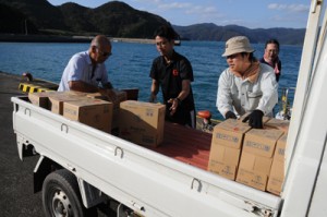 集落に飲料水を届ける町職員ら＝１日午後４時ごろ、瀬戸内町芝