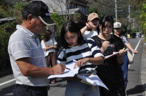 空き家空き地を調査する東洋大の学生ら＝２５日、龍郷町