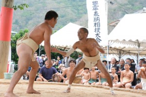 他集落の力士も応援出場した豊年相撲＝１４日、大和村名音