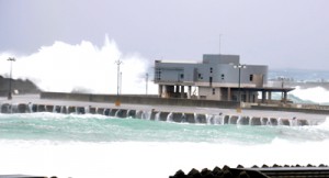 旅客ターミナルビルを覆わんばかりの高波＝４日、和泊町の和泊港